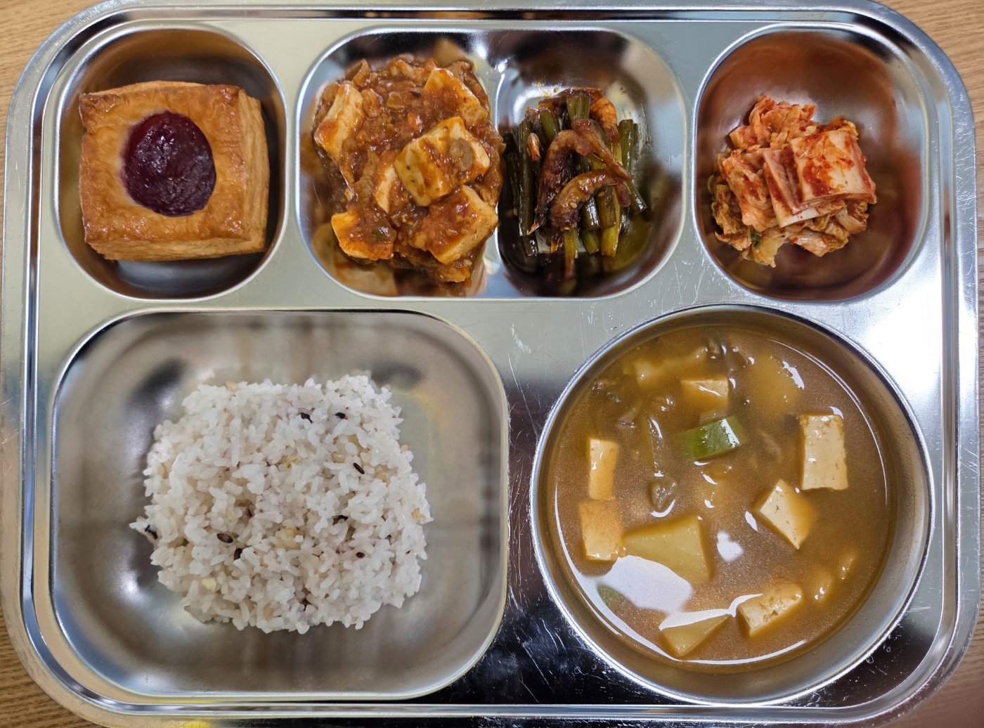 잡곡밥 5.
차돌된장찌개 
5.6.16.
마파두부 5.6.10.12.13.18.
마늘쫑건새우케첩볶음
5.6.9.12.13.
배추김치 9.
딸기파이 1.2.5.6.